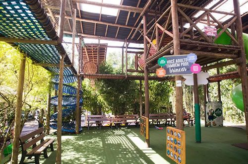 Área para adultos e crianças brincarem