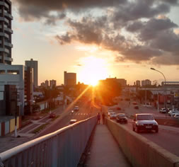 Imagem da avenida principal de Feira de Santana