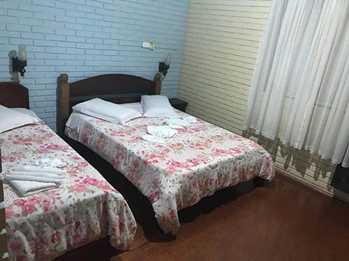 quarto com duas camas do Hotel Caracol