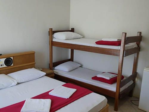 quarto com três camas Pousada Ilha Bella