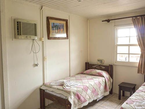 quarto com duas camas Pousada Boulevard Bombinhas