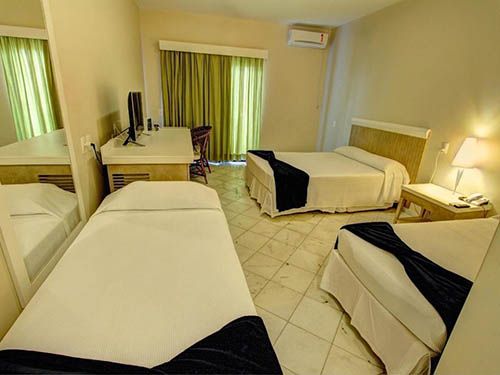 quarto com três camas Hotel Atlântico