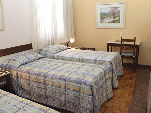 quarto com três camas Hotel São Bento