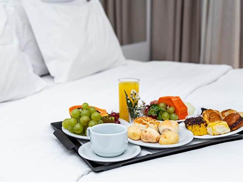 bandeja de café da manhã no hotel Hilton Garden Inn Belo Horizonte Lourdes