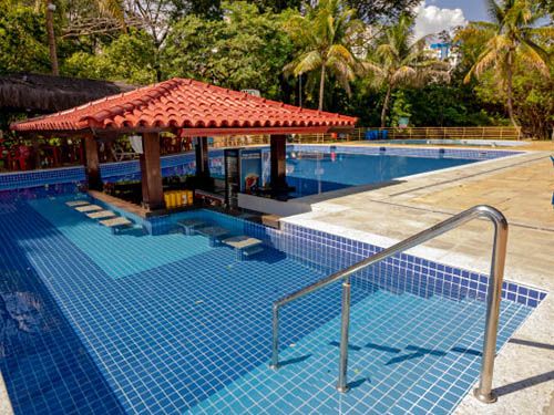 Bar em piscina na Pousada do Ipê