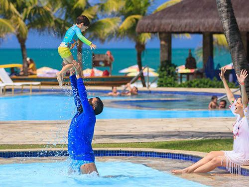 Pessoas na piscina do Hotel Village Porto De Galinhas