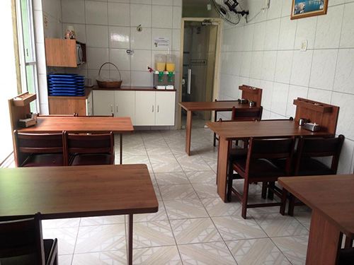 mesas e cadeiras da Pousada Beira Mar