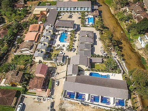 Vista aérea da pousada Apple House Paraty