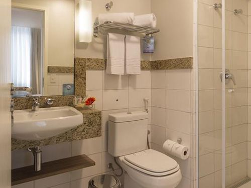 banheiro do Comfort Hotel Santos