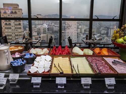 café da manhã do Mercure Santos