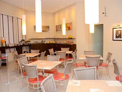 messas e cadeiras do Hotel Castro Mendes