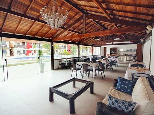 messas e cadeiras da Pousada do Timoneiro