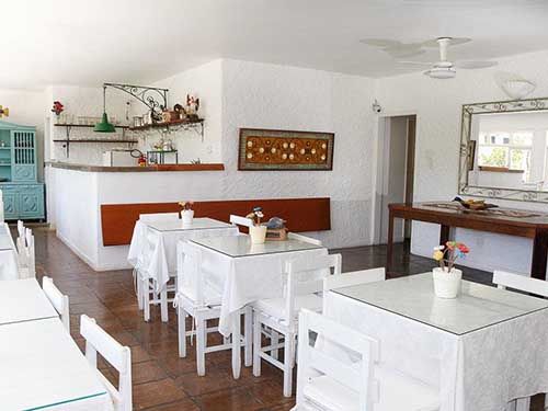 messas e cadeiras da Pousada Hotel Praia dos Anjos