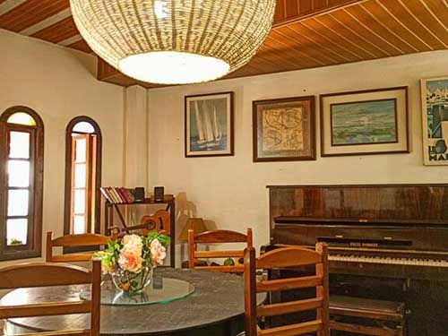 messas e cadeiras da Pousada Porto Praia