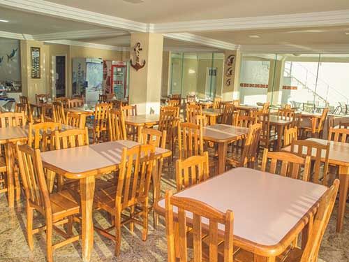 messas e cadeiras do Ocean View Hotel