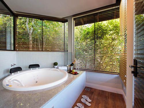 banheira do Infinity Blue Resort & Spa