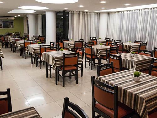mesas e cadeiras do Centromar Hotel