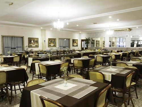 mesas do Dan Inn Franca