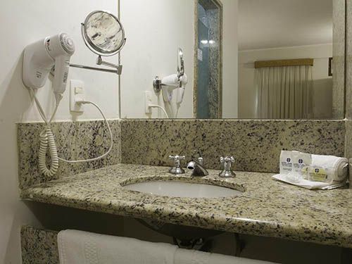 banheiro do Dan Inn Franca