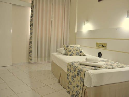 cama de solteiro do Tower Franca Hotel