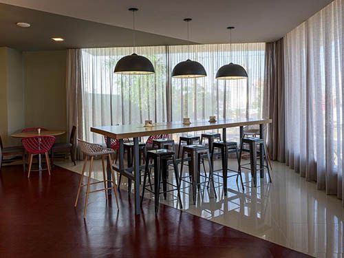 mesas do Ibis Styles Franca