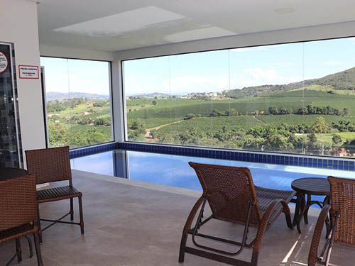 Varanda com piscina do Escarpas resort