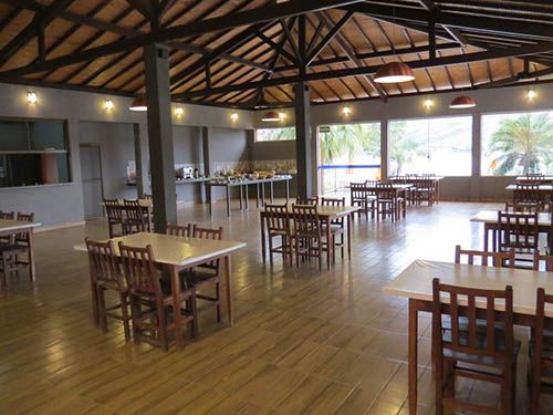 messas e cadeiras da Pousada Mar de Minas