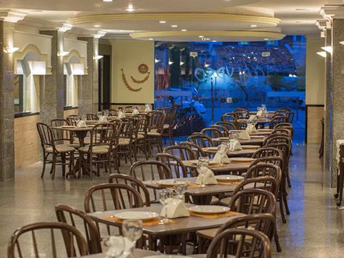 messas e cadeiras do Best Western Hotel Caiçara