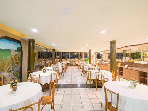 messas e cadeiras do Netuanah Praia Hotel