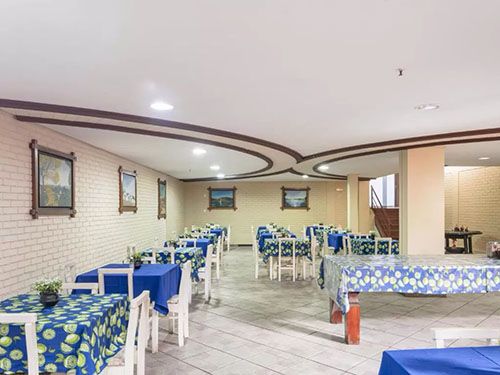 messas e cadeiras do OYO Hotel Serras De Goyaz Centro