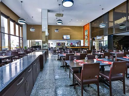 messas e cadeiras do Hilton Garden Inn Goiânia