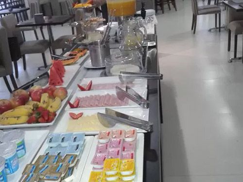 café da manhã da AlphaPark Hotel