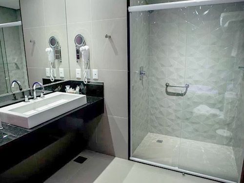 banheiro da AlphaPark Hotel