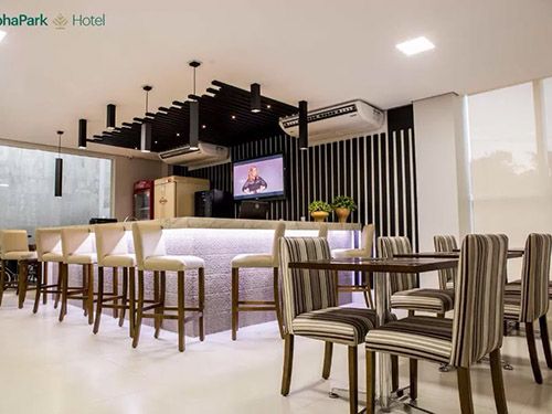 messas e cadeiras da AlphaPark Hotel