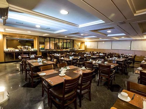 messas e cadeiras da Crystal Plaza Hotel