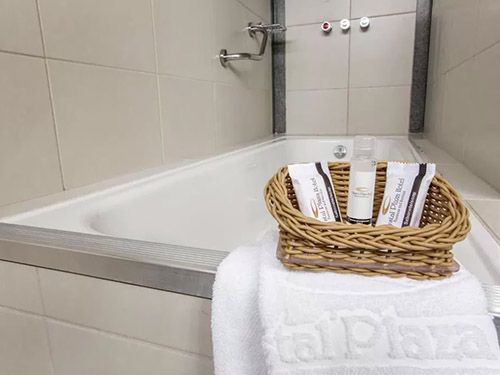 banheira da Crystal Plaza Hotel