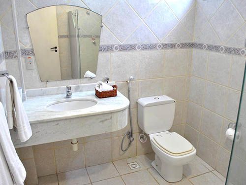 Banheiro do hotel areia de ouro