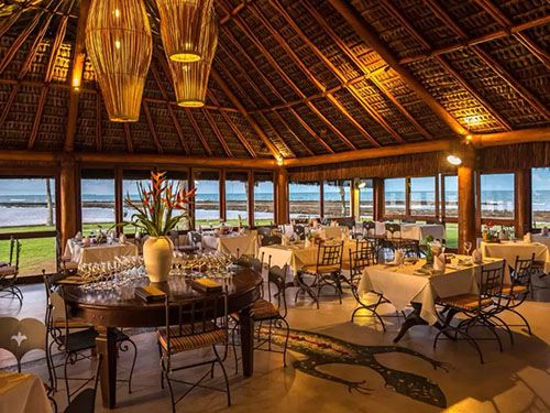 messas e cadeiras da Arraial D ajuda Eco Resort