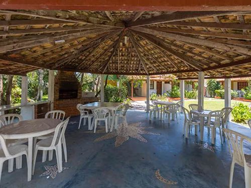 messas e cadeiras da Pousada Aldeia Portuguesa