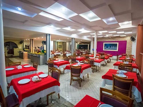 messas e cadeiras do Resort Pau Brasil All Inclusive