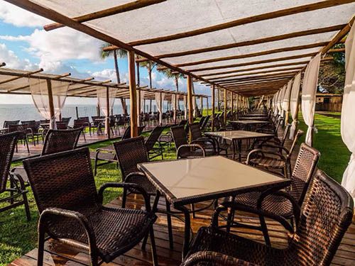 messas e cadeiras do Nauticomar All Inclusive Hotel & Beach Club