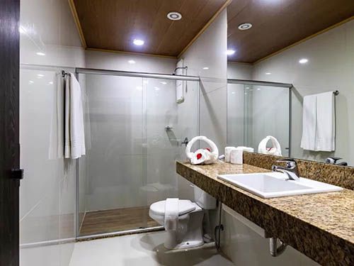 banheiro do Nauticomar All Inclusive Hotel & Beach Club