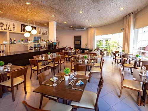 messas e cadeiras do Grande Hotel da Barra