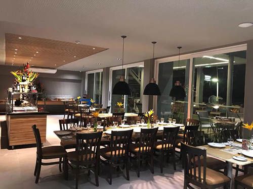 messas e cadeiras do Monte Pascoal Praia Hotel Salvador