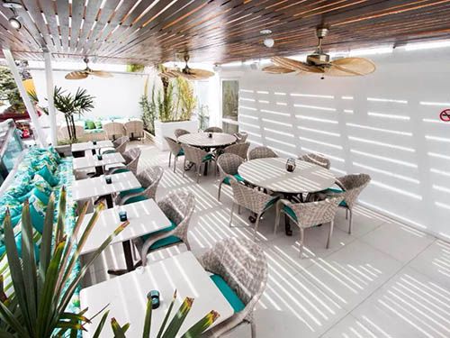 messas e cadeiras do The Hotel