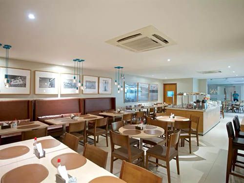 messas e cadeiras do Marano Hotel