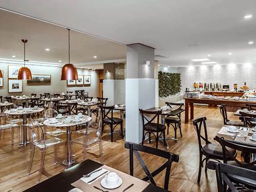 messas e cadeiras do Hotel Bahia do Sol