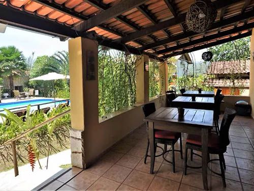 messas e cadeiras da Pousada Flores do Cerrado