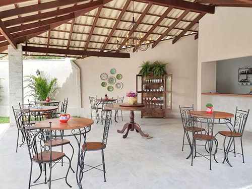 messas e cadeiras da Pousada Vila Santa Maria