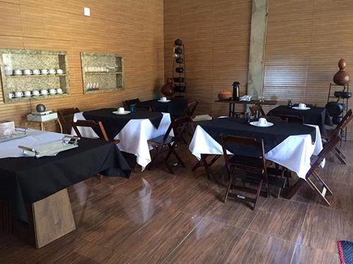 messas e cadeiras da Pousada Morro do Frota